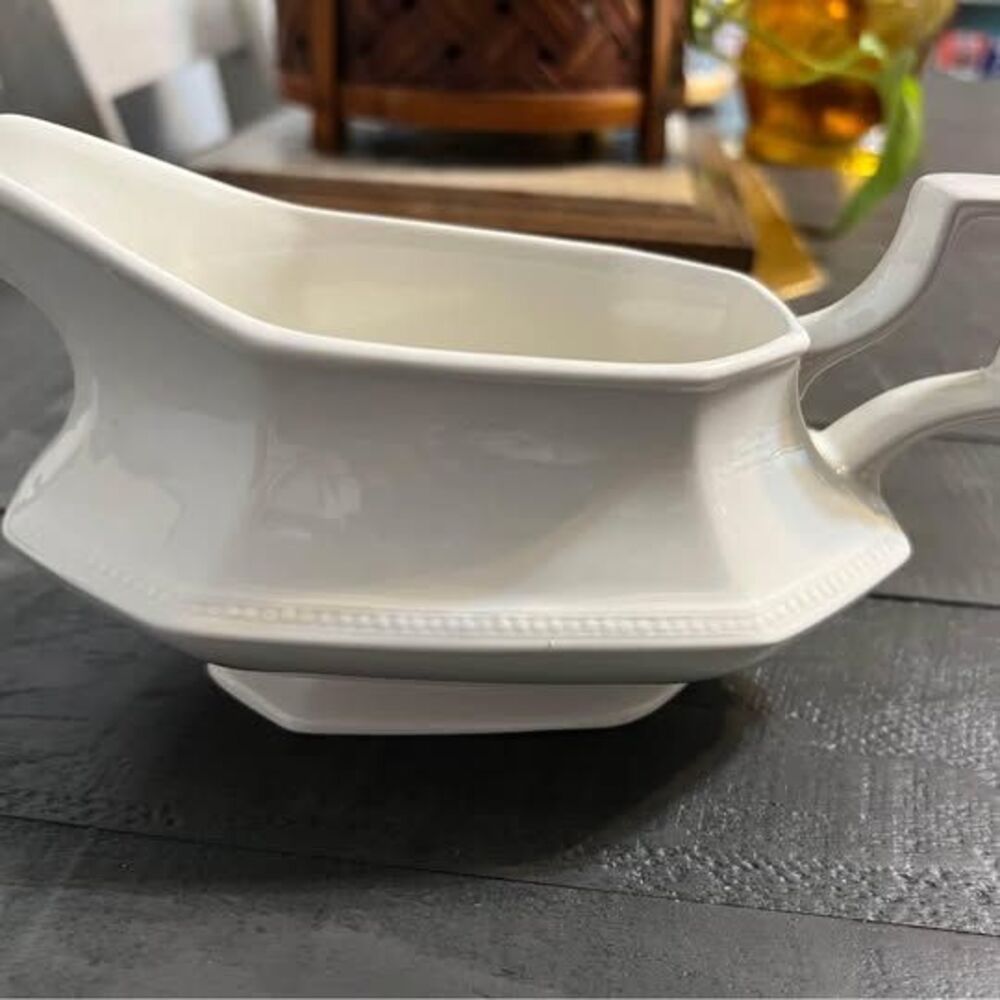 Gravy Boat Made in England Backstamp Heritage White Johnson Bros